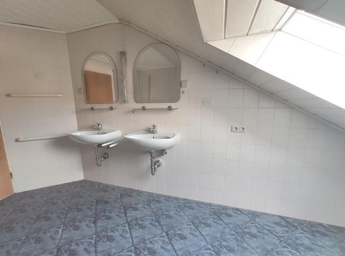 3 Zi. DG Wohnung mit Küche, Gartenmitbenutzung und Stellplatz – Bad mit Badewanne und Dusche Bild 4