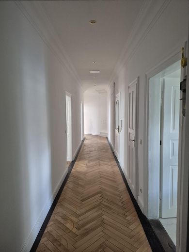Licht, ruim ingedeeld appartement in een monumentaal pand in München – Flur