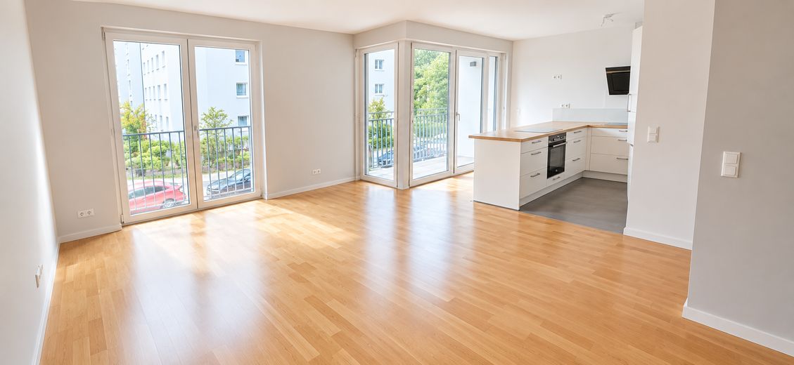 Luminoso piso de obra nueva de 97 m² (2019) en Lichtenberg: 3 habitaciones, 2 balcones, ascensor, sin comisión y disponible para entrar a vivir – Wohn-/Essbereich