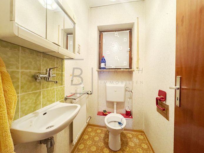 Großzügige 4-Zimmer-EG-Wohnung mit Balkon, Garage und attraktivem Entwicklungspotenzial – WC