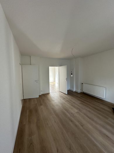 Frisch renovierte 4-Zimmer Wohnung in Essen-Frohnhausen – Wohnzimmer_1.2