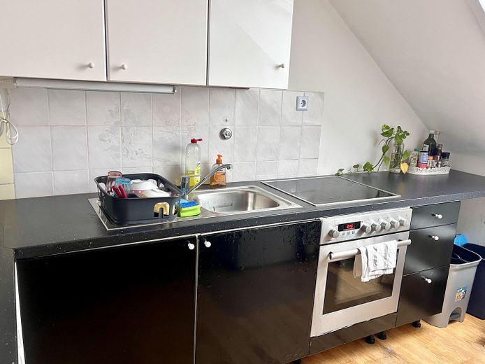 2-Zimmer-Dachgeschosswohnung mit Garten im Gallusviertel – Küche