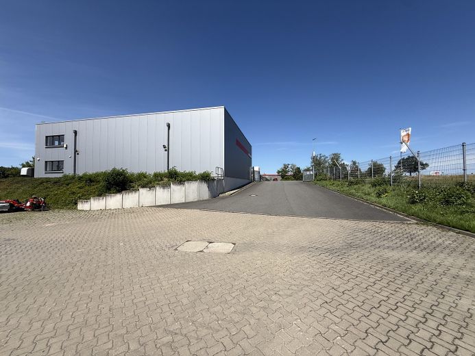 Modernes Technikcenter mit Ausstellungshalle und großem Grundstück direkt an der B444 – Hauptzufahrt