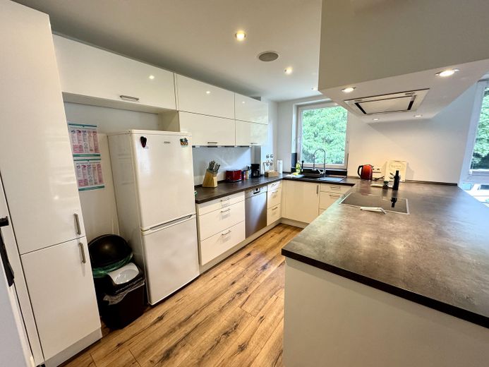 Wohnen am Stadtpark: Moderne 3-Zimmer-Wohnung mit Balkon – Küche