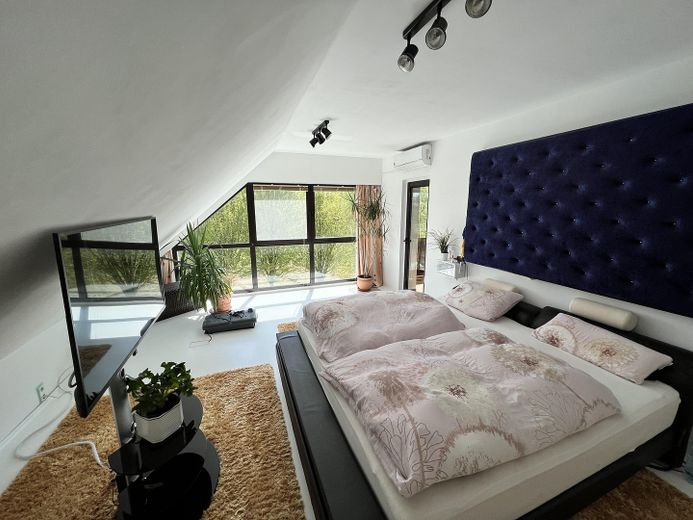 NEU! Ikonische, lichtdurchflutete Landhaus Villa mit Einliegerwohnung & mögl. Grundstkserweiterung – Schlafzimmer / Büro u.ä.