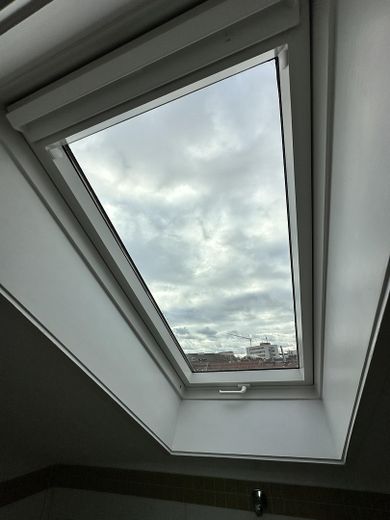 Bright 2-room attic apartment with fitted kitchen in a central location – Badezimmer