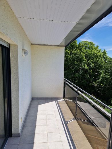 3-Zimmer Penthouse-Wohnung barrierefrei mit  Balkon, Terrasse und Loggia in Bad Camberg – Balkon vor Schlafzimmer 