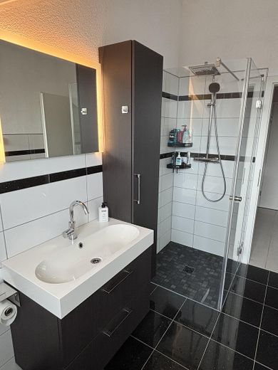 Hoogwaardig gemoderniseerd 3-kamerappartement op de bovenste verdieping met balkon, garage & parkeerplaats – Bodenebene Dusche