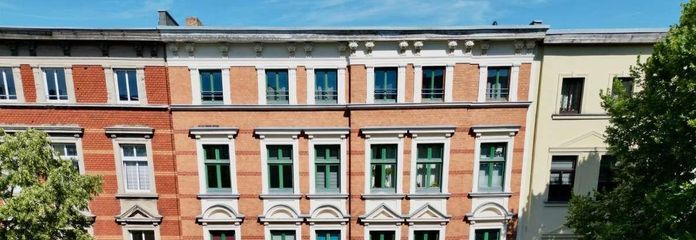 Magdeburg'da ankastre mutfaklı ve balkonlu, rahat 2 odalı daire – Ansicht Vorderhaus
