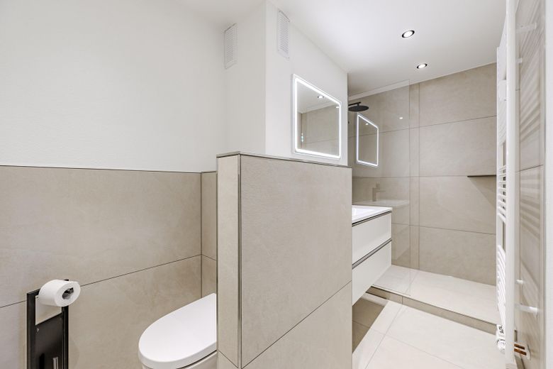 Einziehen und wohlfühlen – stilvolle 2,5-Zi-ETW mit Balkon, Erstbezug nach Kernsan., provisionsfr. – Badezimmer
