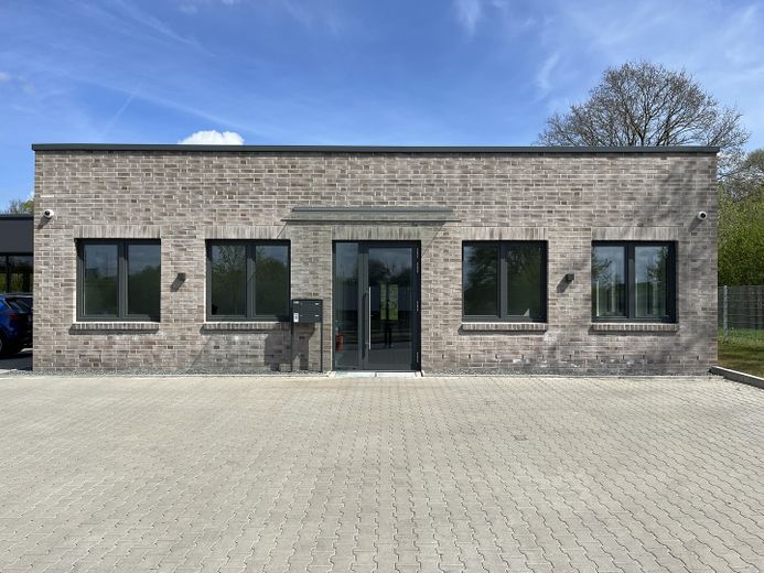 Espacio para su empresa: tres oficinas climatizadas con cinco plazas de aparcamiento en Scharbeutz – Bürogebäude mit ebenerdigem Zu