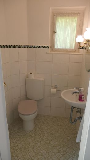 Lankwitz में टैरेस और बड़े बगीचे वाला सुंदर एकल-परिवार का घर – Gäste-WC