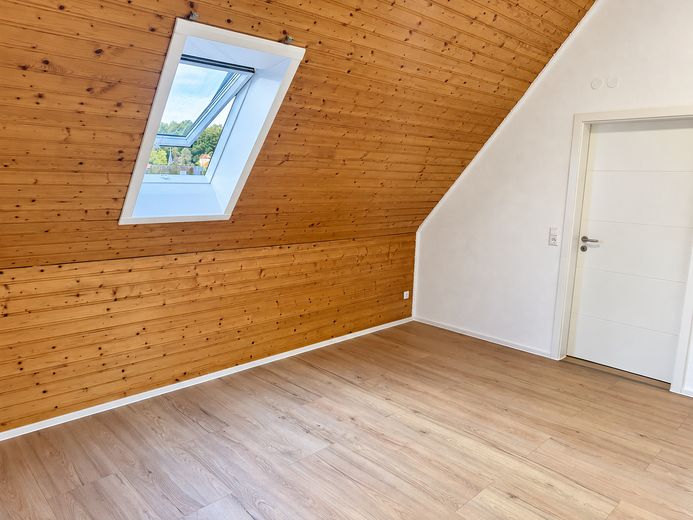Esclusiva maisonette di 2,5 locali con ascensore, cucina nuova e vista panoramica – in posizione centrale a Weingarten – Schlafzimmer