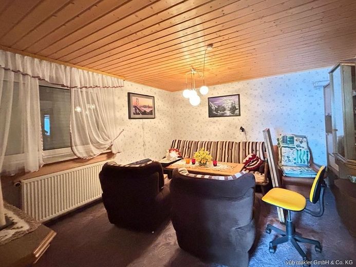 Ruhig gelegenes Einfamilienhaus mit Einliegerwohnung und großem Grundstück in Oberkotzau – VUB0002472-11