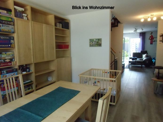 Neuwertige, großzügig geschnittene Doppelhaushälfte (BJ2018) – Esszimmer Blick ins Wohnzimmer