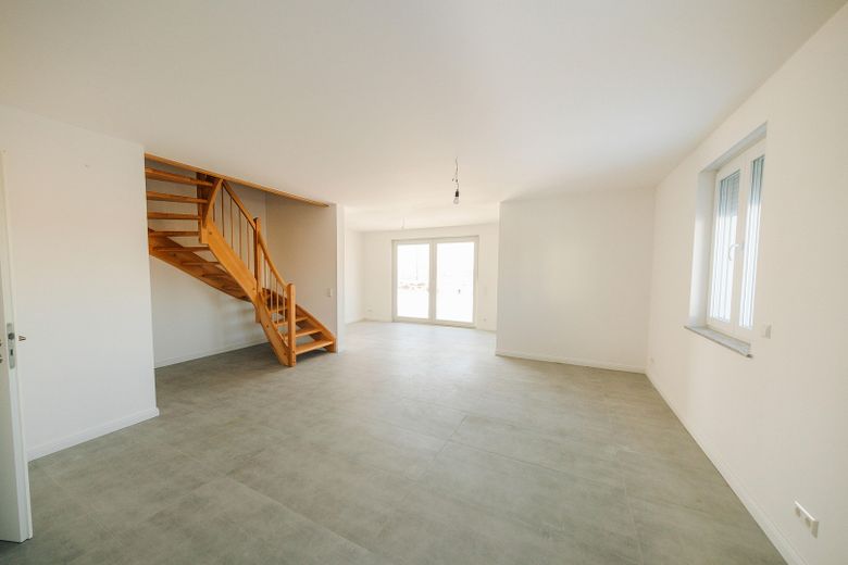 Sofort Bezugsfertig! Modernes Reihenendhaus mit Top-Ausstattung in Gallen – Wohn- und Essbereich/ Küche