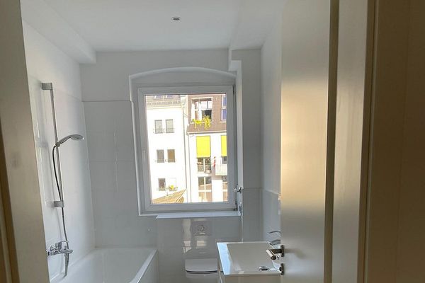 Licht en hoogwaardig gerenoveerd appartement in een oud gebouw nabij Prenzlauer Berg