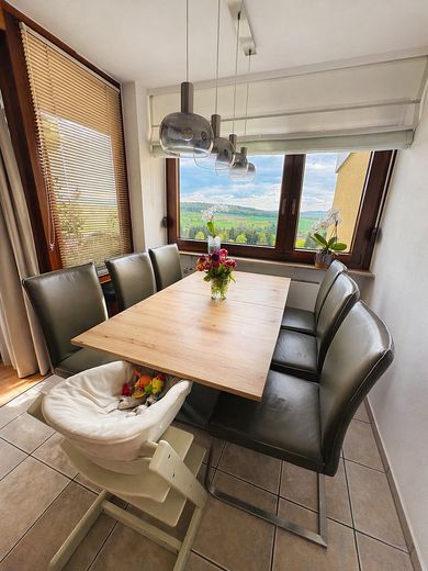 Jasne mieszkanie na poddaszu z 4,5 pokojami, panoramicznym widokiem na dalekie okolice i położeniem przy skraju lasu – Zdjęcie 5