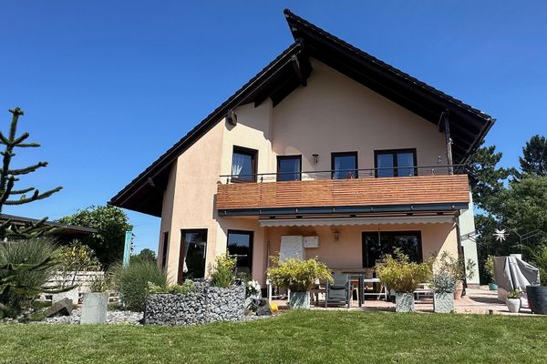Straordinaria casa unifamiliare moderna con doppio garage