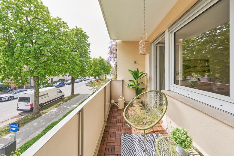 First occupancy after renovation: Bright 3-room apartment with green inner courtyard & sunny balcony in a top location – Sonnige Loggia