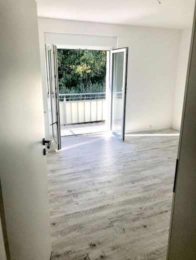 Wohnzimmer mit Zugang Balkon