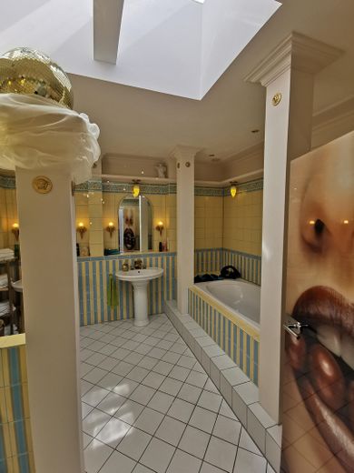Interessantes Gebäude Ensemble – Großes Badezimmer