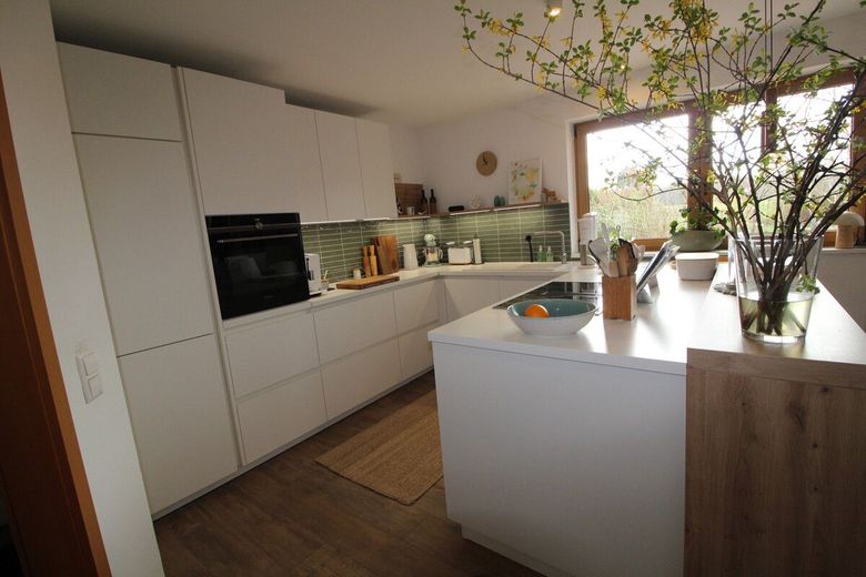 Exquisites Einfamilienhaus in neuwertigem Zustand mit PV-Anlage,Carport und idyllischer Gartenanlage – exquisite Einbauküche