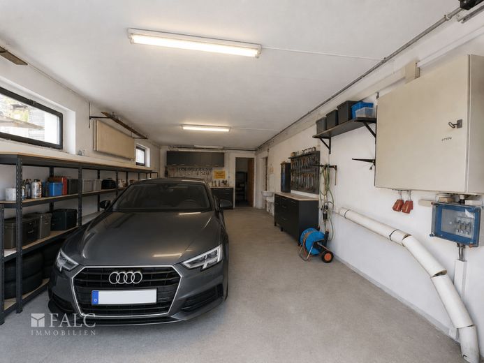 SCHNÄPPCHEN! Vollunterkellertes Zweifamilienhaus in Cursdorf - FALC Immobilien – Garage virtualisiert