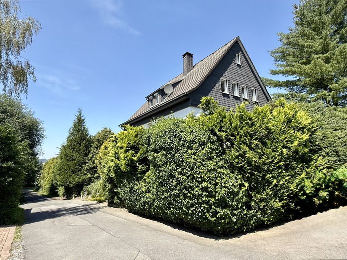 Menden-Brockhausen: Attraktives Dreifamilienhaus in idyllischer Wohnlage mit sehr guter Rendite! – Ansicht Wohnhaus