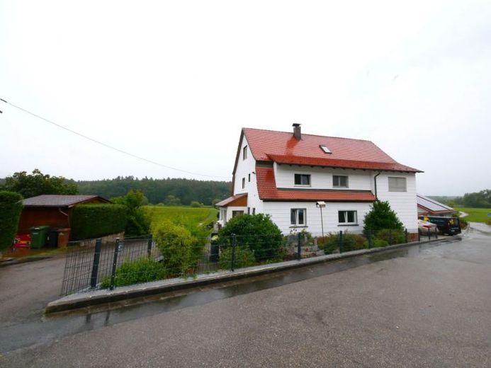 Modernisiertes Dreifamilienhaus mit großem Grundstück, Doppelgarage und vielseitigen Nutzungsmöglichkeiten – Foto 1
