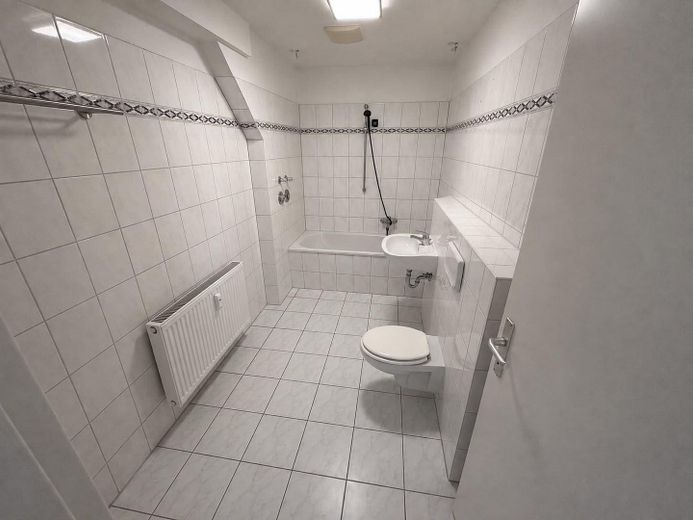 1-Zimmer-Dachgeschosswohnung mit Loft-Charakter in bester Innenstadtlage! – Bad mit Badewanne