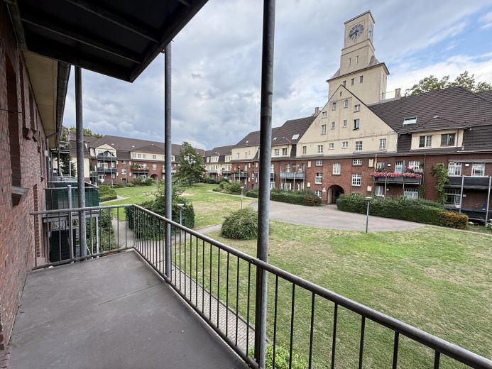 Wonen met geschiedenis & uitzicht op groen – gemoderniseerd 2-kamerappartement met balkon en uitzicht op de klokkentoren – Balkon