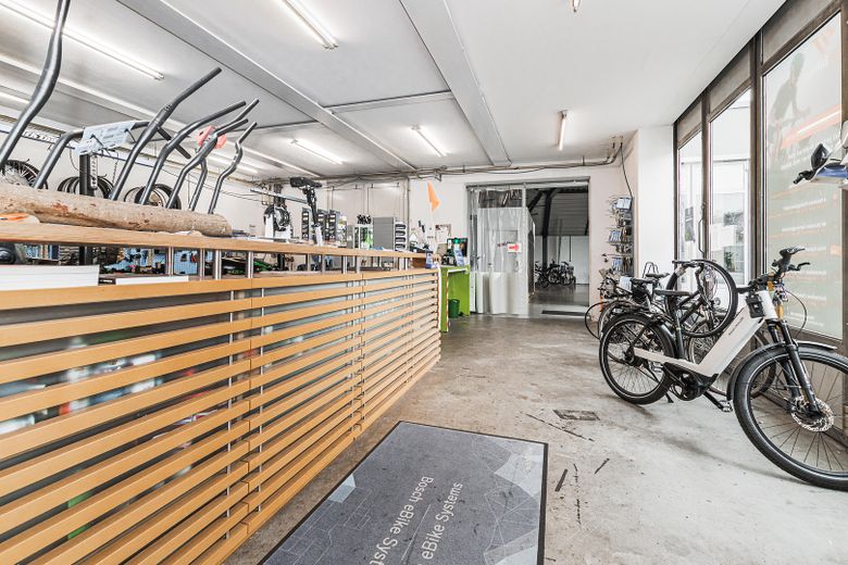 Representatieve bedrijfslocatie met showroom, productie, werkplaats en opslaghal te huur – Lager/Werkstatt