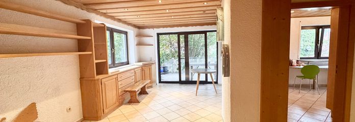 Bright 3-room ground-floor apartment with balcony and large private-use garden – Wohnzimmer mit Balkon