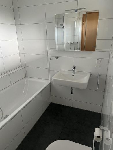 Terrassenwohnung mit eigenem Eingang – Badewanne Bad en Suite