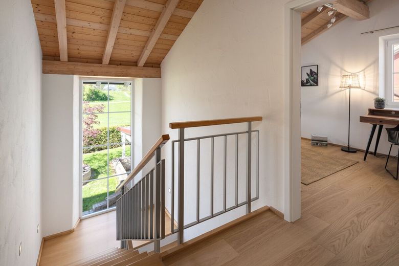 Jezioro Penzinger See tuż obok – dom rodzinny o powierzchni mieszkalnej 265 m² – Galerie mit neuem Eichenparkett