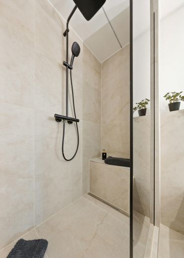 offene Dusche mit Sitzbank