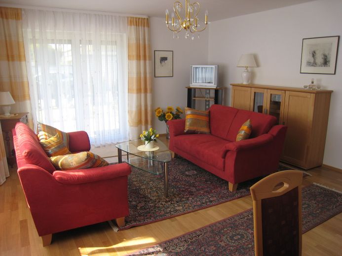 Appartement lumineux de 2 pièces avec terrasse, quartier de Niederursel – Wohnzimmer