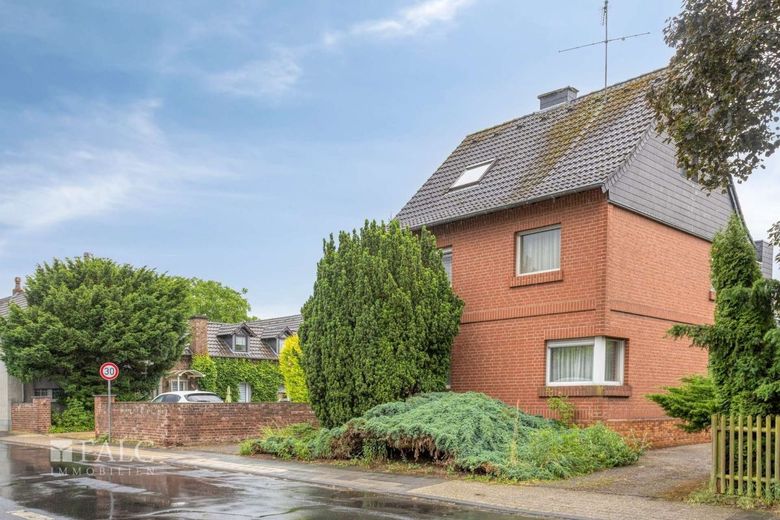 1.002 m² Grundstück mit Bestand - Sanierungschance oder Neubauprojekt mit Entwicklungspotenzial – Hauseingang