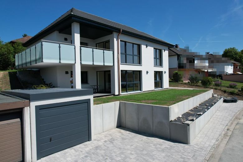 Hochwertiges Massivbau Einfamilienhaus / Zweiparteienhaus – Haus Außenansicht vorne
