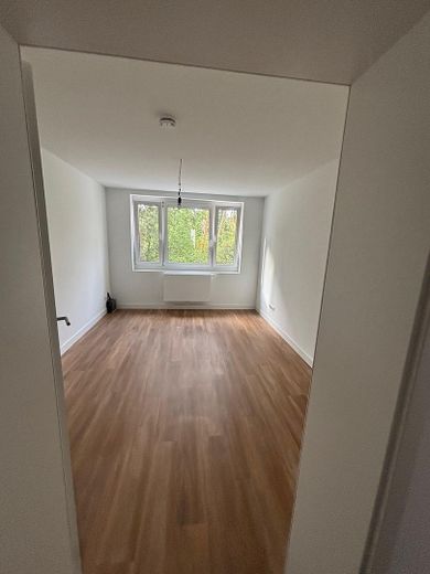 Helle, modernisierte 2-Zimmer-Wohnung mit Balkon und Einbauküche – Schlafzimmer