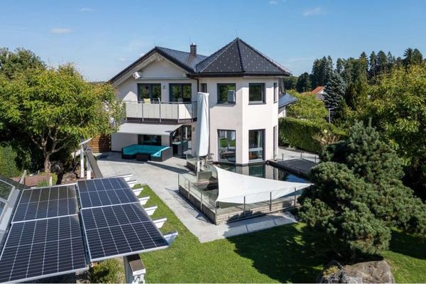 VILLA BIFAMILIARE DI LUSSO CON ASCENSORE, SAUNA, GIARDINO, GARAGE E LAGHETTO PER KOI