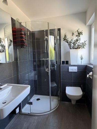 Maison individuelle économe en énergie avec jardin orienté au sud, cheminée, cuisine haut de gamme et garage double – Gästebad
