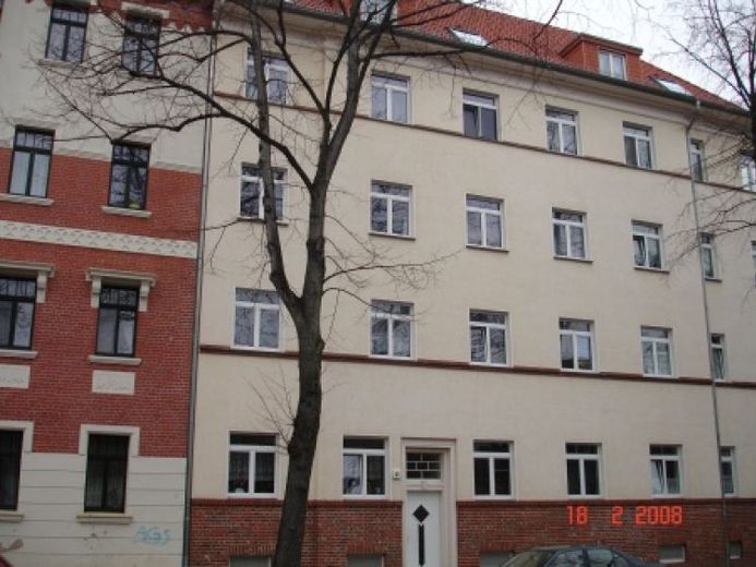 Sanierte 2-Rm-Wohng im 3.OG auf ca 44m² mit Laminat und Tageslichtbad – Foto 1