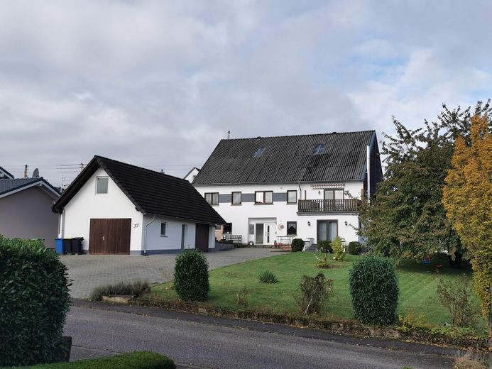Zweifamilienhaus mit Ferienhaus und zus. Grundstück, neue Wärmepumpe und PV-Anlage - Provisionsfrei – Hausansicht ohne PV-Anlage
