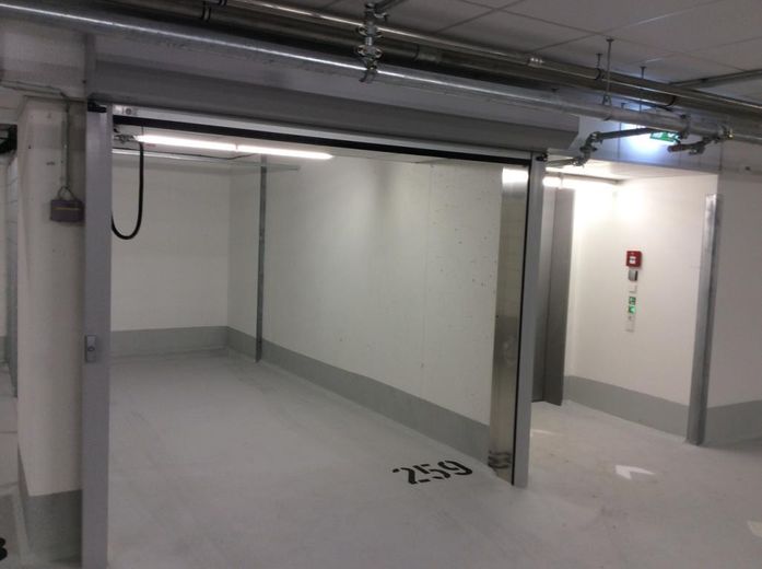 Abschließbare Garagenbox 5,80m Länge, Stellplatz in TG, Stromanschluss! – Rolltor offen
