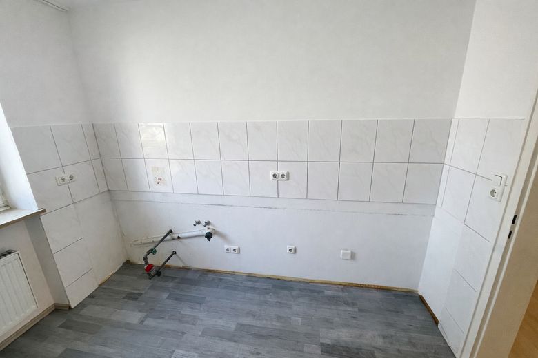 Helle 3-Zimmer-Wohnung mit Blick ins Grüne, überdachtem Balkon, Aufzug und TG in Nürnberg-Langwasser – Küche