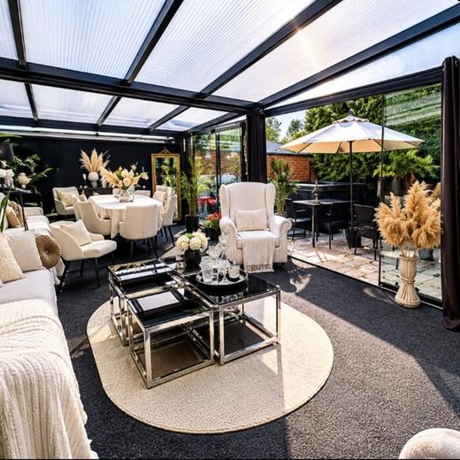 Modernisiertes Einfamilienhaus mit Wintergarten, Sauna und Whirlpool in Düsseldorf – Wintergarten 