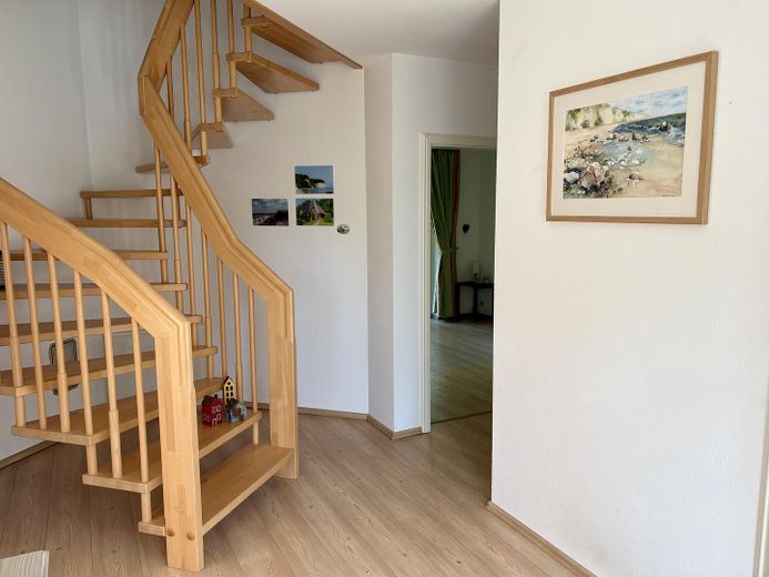 provisionsfrei: Reetdachhaus auf Traumgrundstück mit Meernähe & Ferienhaus-Potenzial – Südrügen – Massivholztreppe 