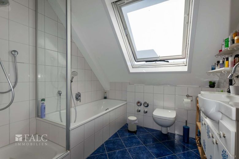 Wohnen auf zwei Ebenen - 3 Zimmer-Dachgeschosswohnung mit Loggia und TG-Stellplatz – Badezimmer